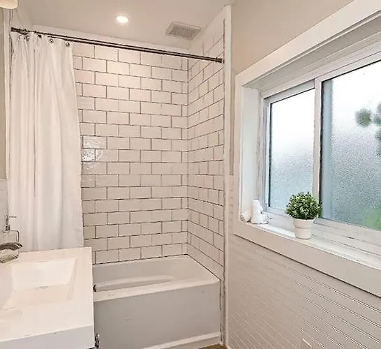 Hip And Bright Lawerenceville 2 Bed Easy Parking Holiday home *