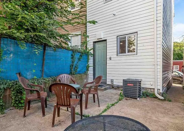 Hip And Bright Lawerenceville 2 Bed Easy Parking Holiday home *