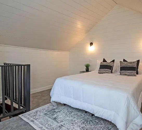 Hip And Bright Lawerenceville 2 Bed Easy Parking