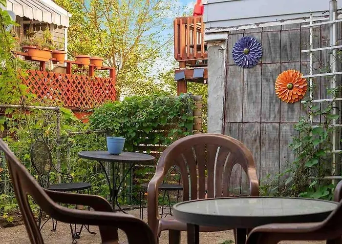 Holiday home Hip And Bright Lawerenceville 2 Bed Easy Parking *